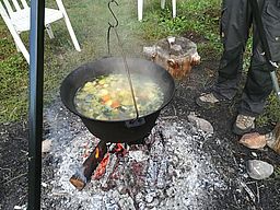 Kartoffelsuppe auf dem Feuer